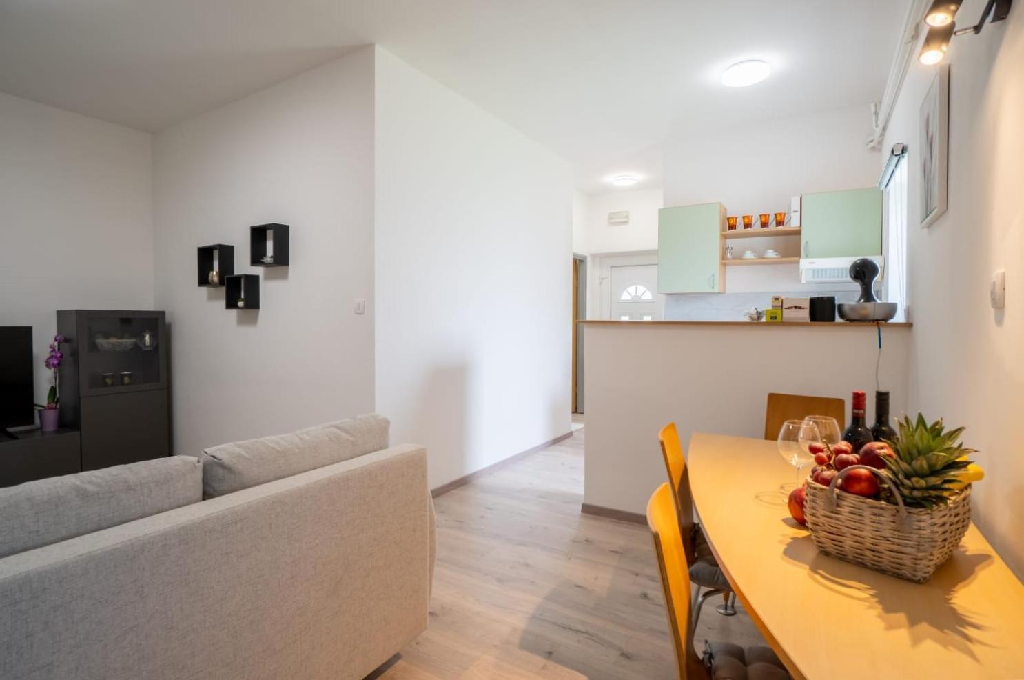 Apartman Mihovil Госпич Экстерьер фото